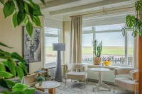 Rural four-person holiday home with a fantastic view. Hotels in Holwerd