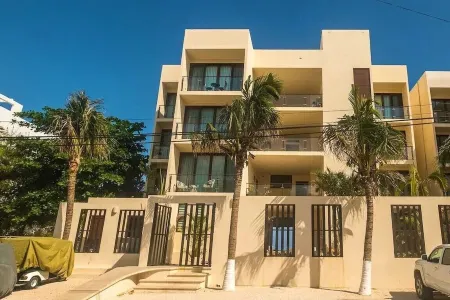 Create Unforgettable Memories in Your Beachfront Escape with Stunning Views!