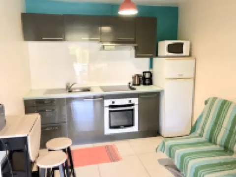 Superb apartment with garden and private pool, close to the sea