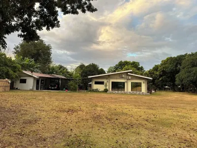 Farm Stay Along River. 15 mins away from the Beach with Fiber Optic, Netflix Hotels near Sundowners Beach Villas