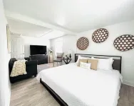 The Bungalow Getaway Hotels near Veterans Memorial Park