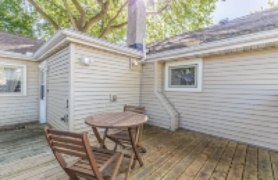 Cozy 2 Bedroom Home Mins from Downtown Champaign