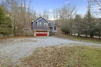 COZY MOUNTAIN ESCAPE5mi frm slopes 50ft to trails. HOT TUB!