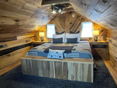 Mountain Silotude 1 bedroom, 1 bath, fire pit, game room & hot tub Sleeps 4 Hotels near Honeysuckle Rose Boutique