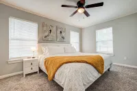 Casablanca Waco 5 Mins from Baylor and Magnolia with Hot Tub,Firepit, Pet Friendly