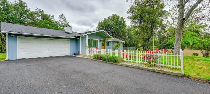 Walk to Dtwn! Dog-Friendly Oakhurst Gem w/ Yard Hotels in Madera County