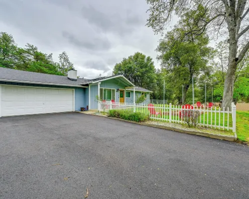 Walk to Dtwn! Dog-Friendly Oakhurst Gem w/ Yard Hotels in Oakhurst