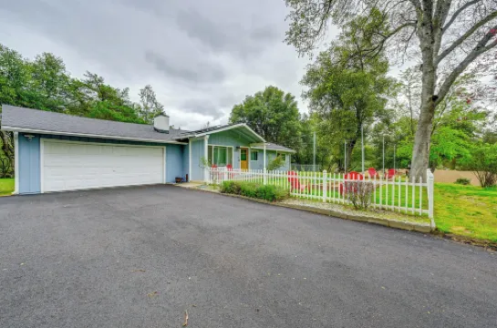 Walk to Dtwn! Dog-Friendly Oakhurst Gem with Yard