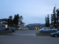 Misty Mountain Inn & Suites - parkir