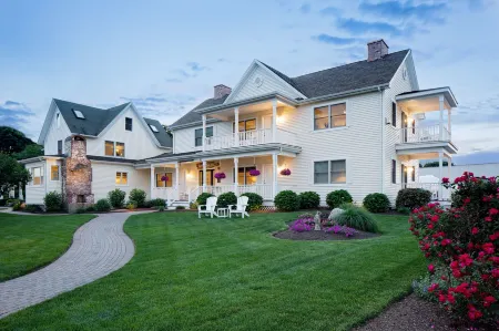 Inn at Harbor Hill Marina