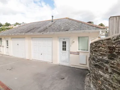 Huffin Dartmouth Castle附近的飯店
