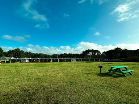 Tillicum Beach Motel - Formerly Deane's Oceanfront Lodge Отели рядом с достопримечательностью «Яхайк Трейл»