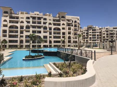 AlDau Heights Apartments Отели рядом с достопримечательностью «Махмея пляж»