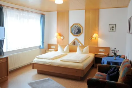 Gasthaus Tauberstube Отели в г. Креглинген