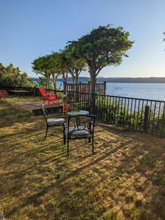 Above Tide Motel Отели в г. Quathiaski Cove