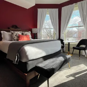 Stone Gables Inn Отели рядом с достопримечательностью «Флатс»