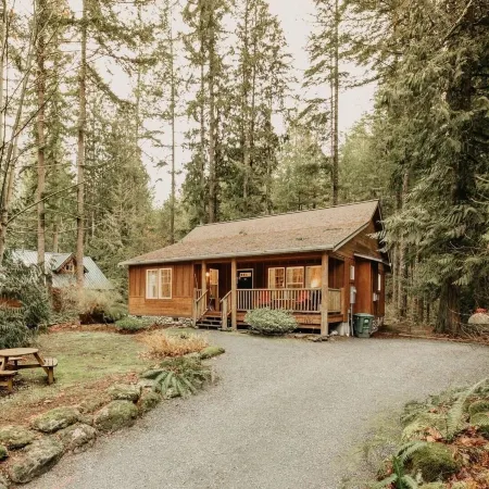 95gs - Hot Tub - Wifi - Pets Ok - Sleeps 4 2 Bedroom Home by RedAwning