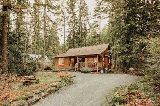 95gs - Hot Tub - Wifi - Pets Ok - Sleeps 4 2 Bedroom Home by RedAwning