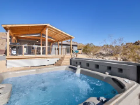 Dreamspace - Hot Tub, Fire Pit, 5 Min. to Park 2 Bedroom Home by RedAwning 約書亞樹村酒店