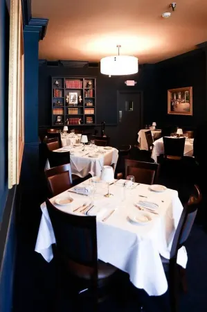 The Brick Hotel Отели рядом с достопримечательностью «Гарден оф Рефлекшен»