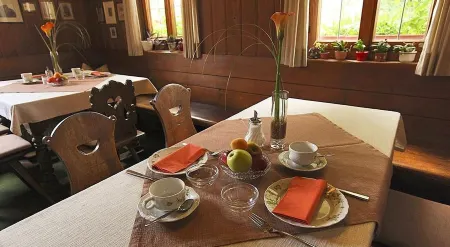 Landhotel Schwarzes Ross Отели в г. Креглинген