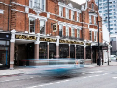 展翅鷹 M&S Southfields Foodhall附近的飯店