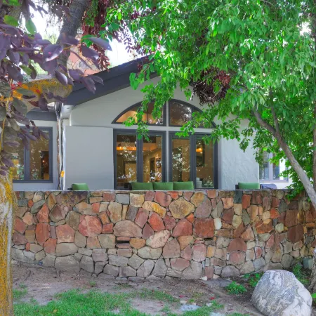 Fully Renovated 2 Bedroom in Arrowhead Village! Condo
