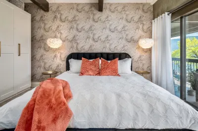 Cozy Lakefront Loft - Gorgeous Views!