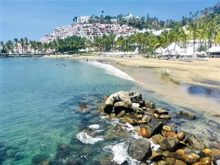 Incredible Ocean Front Condo with Amazing Views at Condomios Playasol Las Hadas Отели в г. Манзанилло