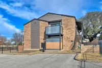 4 Mi to Dtwn: Rustic Fort Worth Apt - Condos