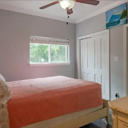 Lovely 2 Bedroom Condo with a Pool and Beach View