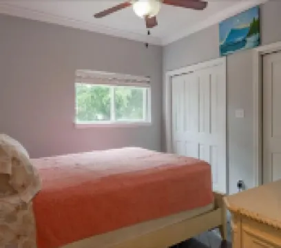 Lovely 2 Bedroom Condo with a Pool and Beach View