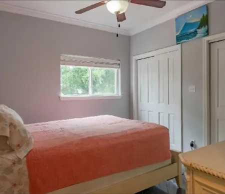 Lovely 2 Bedroom Condo with a Pool and Beach View