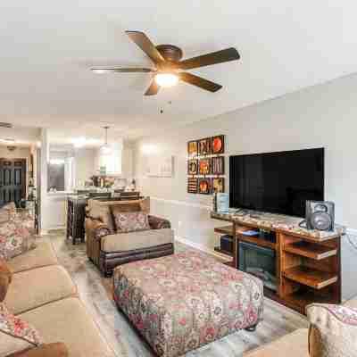 9 Mi to Moody Afb: Newly Updated Condo Near Dining Rooms