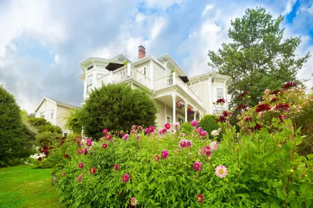 Fairholme Manor Inn Отели рядом с достопримечательностью «Зоопарк Виктория Баг»