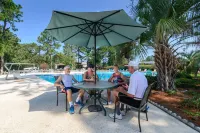 The Inn at Houndslake - مسبح