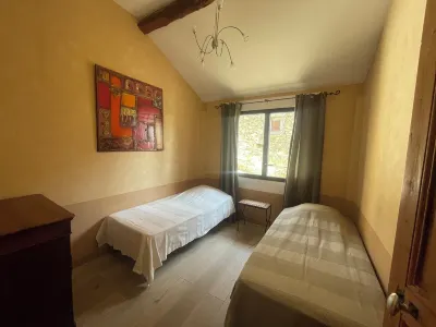 In the middle of the vineyard in the castel Abbaye de Saint-Gilles附近的飯店