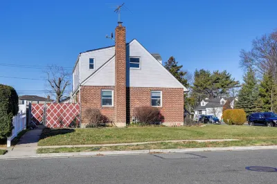 Lovely Elmont Apartment - Walk to Bus Stop! Hotels near Walmart Supercenter