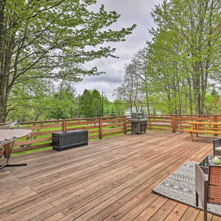 Pet-Friendly Long Pond Abode Near Lakes and Resorts!