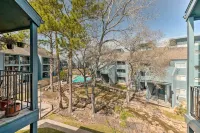 Idyllic Montgomery Condo w/ Pool & Lake View! - Balkon