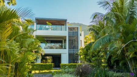 The Waterclub by Horizon Holidays Отели рядом с достопримечательностью «Касела Уорлд оф Адвенчерс»