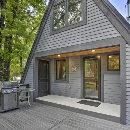 Lake Pepin Cottage w/ Decks + Private Beach!