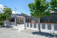 RedDoorz Syariah Near Mutiara Sis Al Jufrie Airport Palu 2 Hotels in South Palu