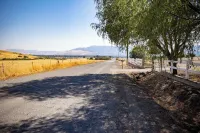 The FarmYard. Private 39-Acre Farmhouse with Views, Wildlife & Space to Unwind