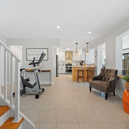 Spacious 5-bedroom house with Pool, Ocean Views, Dock in  wonderful Marathon, Fl