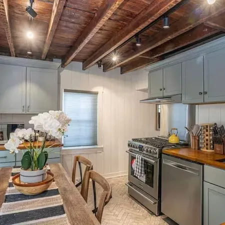 The Hideaway Cottage - Entire Home in Fox Point!