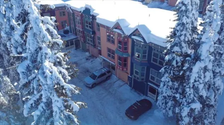 Snowgums, 3 bedroom 3 bathroom townhome, renovated kitchen and secure garage