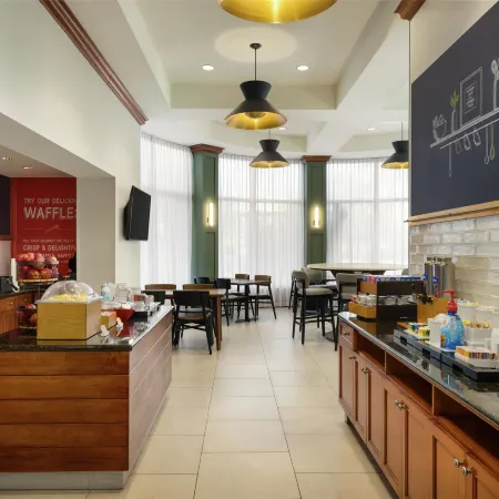 Hampton Inn & Suites Greenville-Downtown-RiverPlace Отели рядом с достопримечательностью «Театр Warehouse»