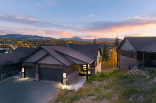 Exquisite Mountain Views and Hot Tub - Luxurious Rocky Mountain Retreat