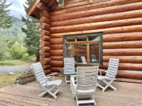 Soaring Pines Lodge 1 Bedroom Home by NW Comfy Cabins by RedAwning